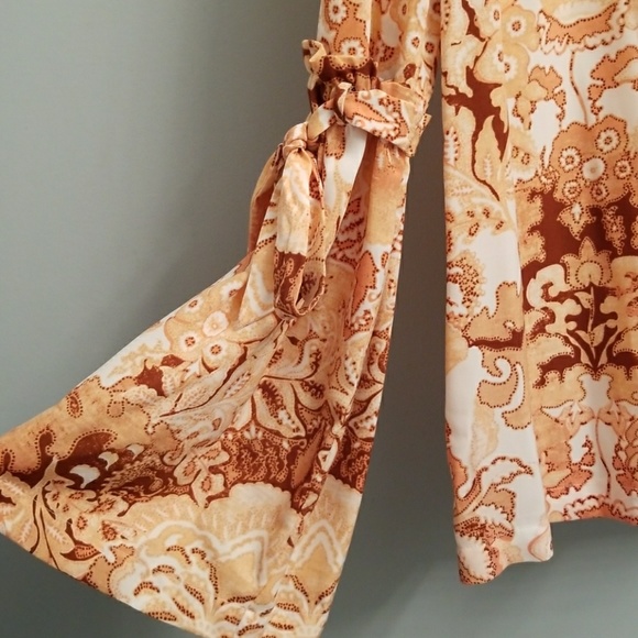 Lauren Conrad Print Bell Sleeve Top in Size Large - Picture 4 of 8